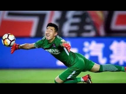 斋藤翔挑过门将推射空门入网，国足两球落后日本