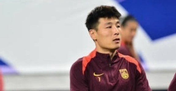武磊百场：国足致敬英雄