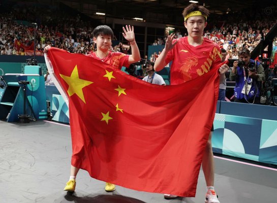好友送三冠奖杯表白C罗
