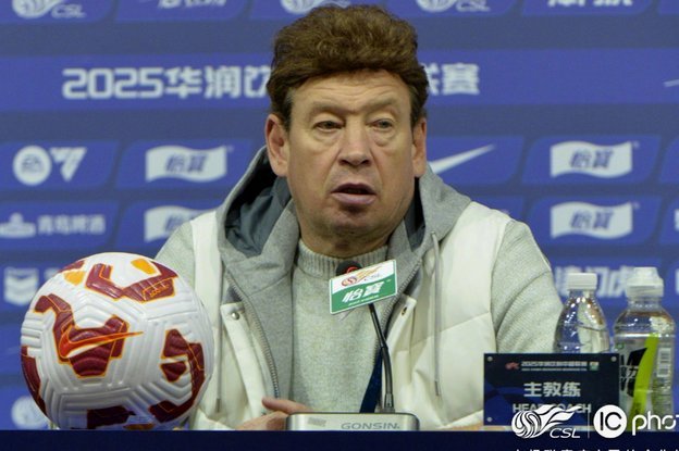 博主：不能简单说斯卢茨基固执、顽固，他房间布满球迷礼物