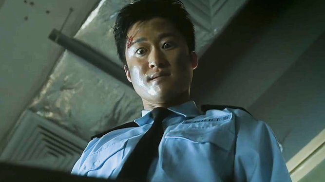 吴曦凶狠飞铲法比奥，被裁判出示黄牌警告